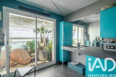 Κουζίνα; συσκευές κουζίνας, ξύλινο πάτωμα, φυσικό φως, μοντέρνο στυλ