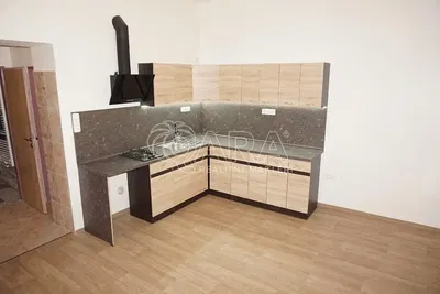 Mutfak; mutfak aletleri, ahşap zemin, doğal ışık, modern stil