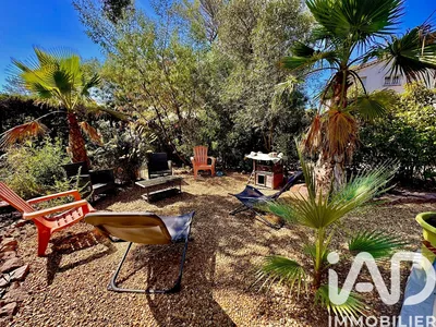 Κουζίνα; συσκευές κουζίνας, ξύλινο πάτωμα, φυσικό φως, μοντέρνο στυλ