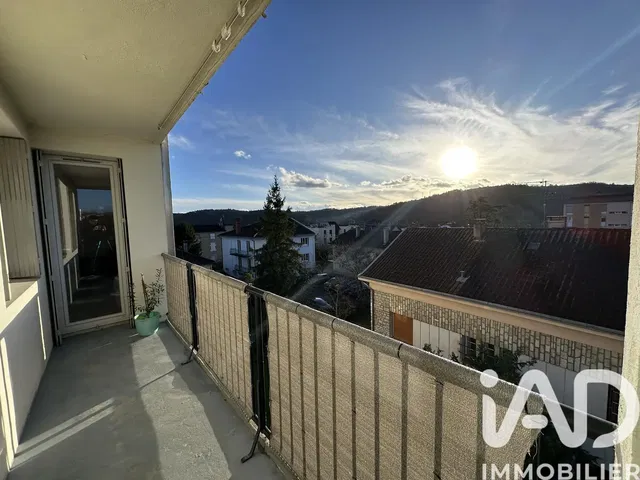 Κουζίνα; συσκευές κουζίνας, ξύλινο πάτωμα, φυσικό φως, μοντέρνο στυλ