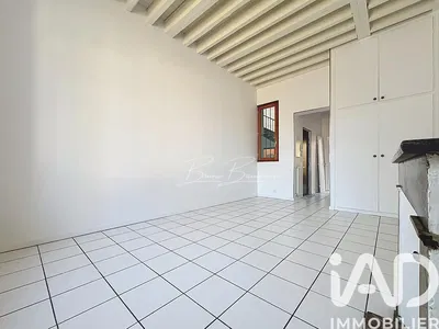 Κουζίνα; συσκευές κουζίνας, ξύλινο πάτωμα, φυσικό φως, μοντέρνο στυλ