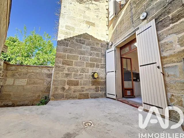 Κουζίνα; συσκευές κουζίνας, ξύλινο πάτωμα, φυσικό φως, μοντέρνο στυλ