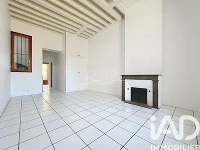 Κουζίνα; συσκευές κουζίνας, πλακάκια, φυσικό φως, μοντέρνο στυλ