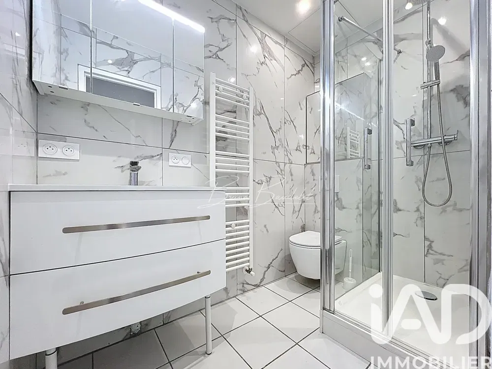 Κουζίνα; συσκευές κουζίνας, ξύλινο πάτωμα, φυσικό φως, μοντέρνο στυλ