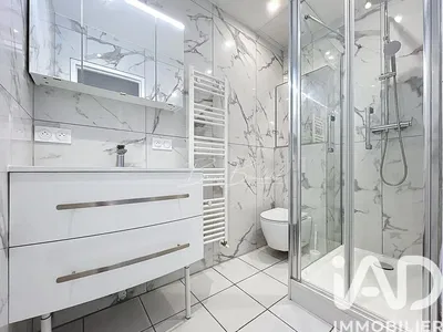 Κουζίνα; συσκευές κουζίνας, ξύλινο πάτωμα, φυσικό φως, μοντέρνο στυλ