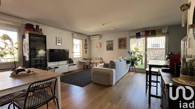 Cozinha; eletrodomésticos, chão de madeira, luz natural, estilo moderno