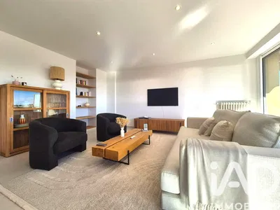 Σαλόνι; ξύλινο πάτωμα, φυσικό φως, μοντέρνο στυλ