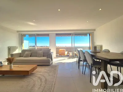 Κουζίνα; συσκευές κουζίνας, ξύλινο πάτωμα, φυσικό φως, μοντέρνο στυλ