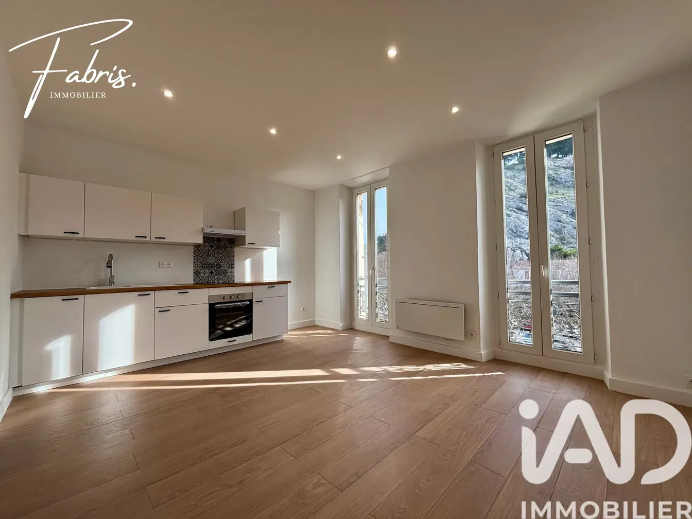 Salon; parquet, lumière naturelle, style moderne