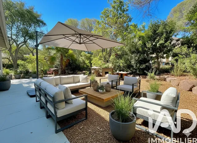 Κουζίνα; συσκευές κουζίνας, ξύλινο πάτωμα, φυσικό φως, μοντέρνο στυλ