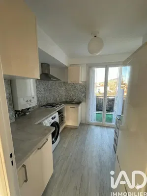 Κουζίνα; συσκευές κουζίνας, ξύλινο πάτωμα, φυσικό φως, μοντέρνο στυλ