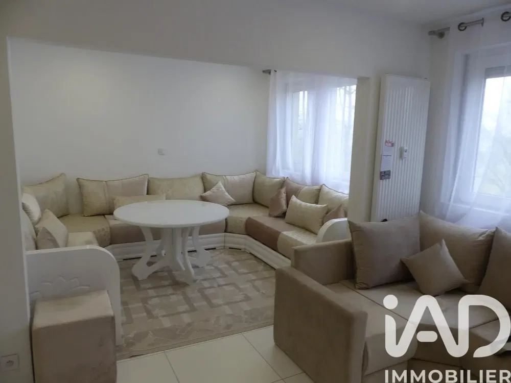 غرفة معيشة; أرضية خشبية, ضوء طبيعي, أسلوب عصري