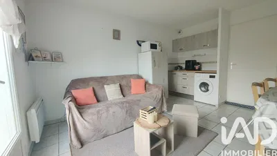 مطبخ; أجهزة المطبخ, أرضية خشبية, ضوء طبيعي, أسلوب عصري