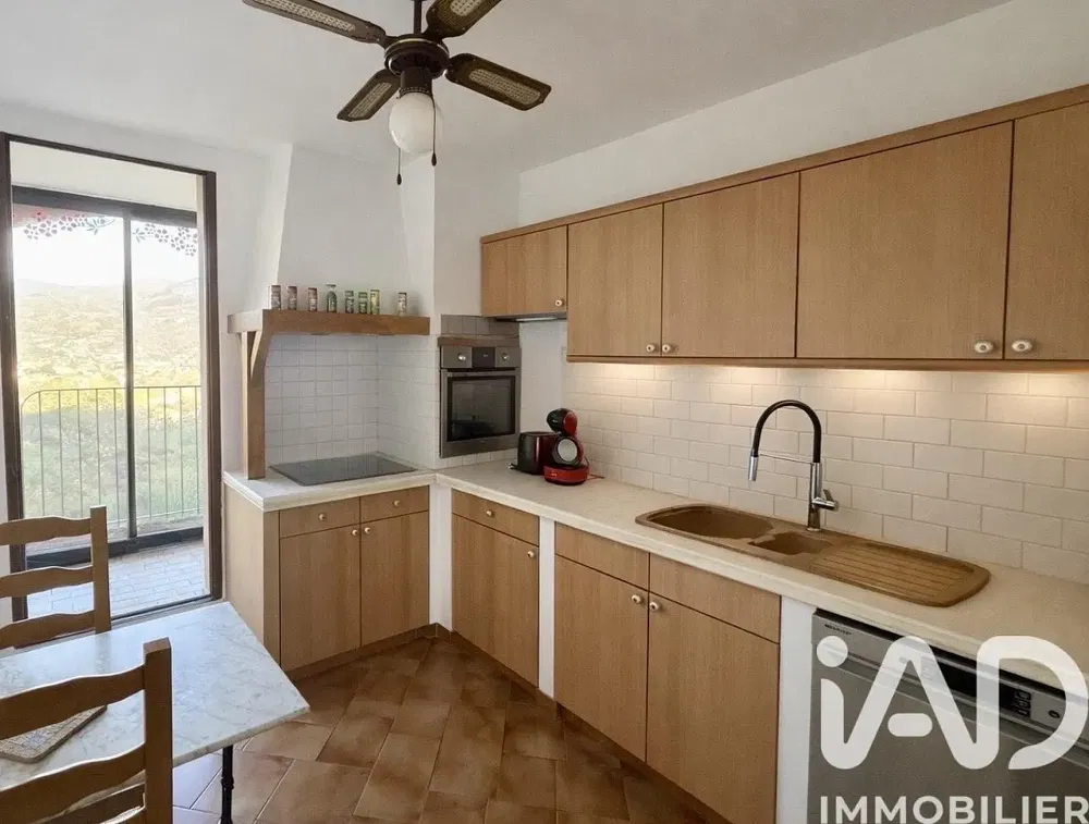 مطبخ; أجهزة المطبخ, أرضية خشبية, ضوء طبيعي, أسلوب عصري