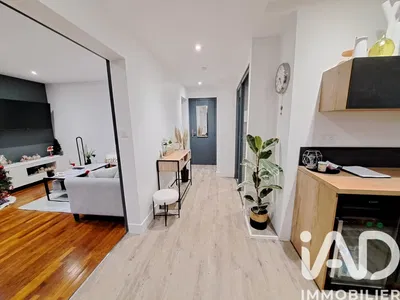 مطبخ; أجهزة المطبخ, أرضية خشبية, ضوء طبيعي, أسلوب عصري