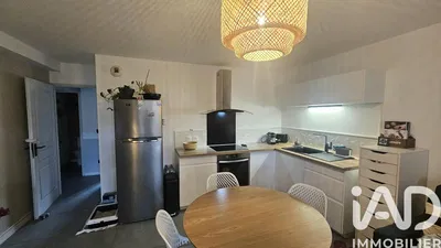 Kuhinja; kuhinjski aparati, drveni pod, prirodno svjetlo, moderni stil