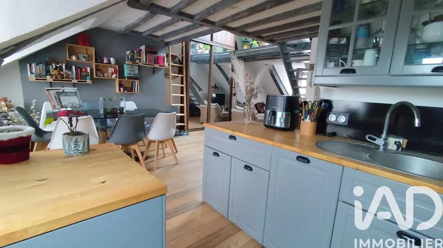 Cucina; elettrodomestici, pavimento in legno, luce naturale, stile moderno