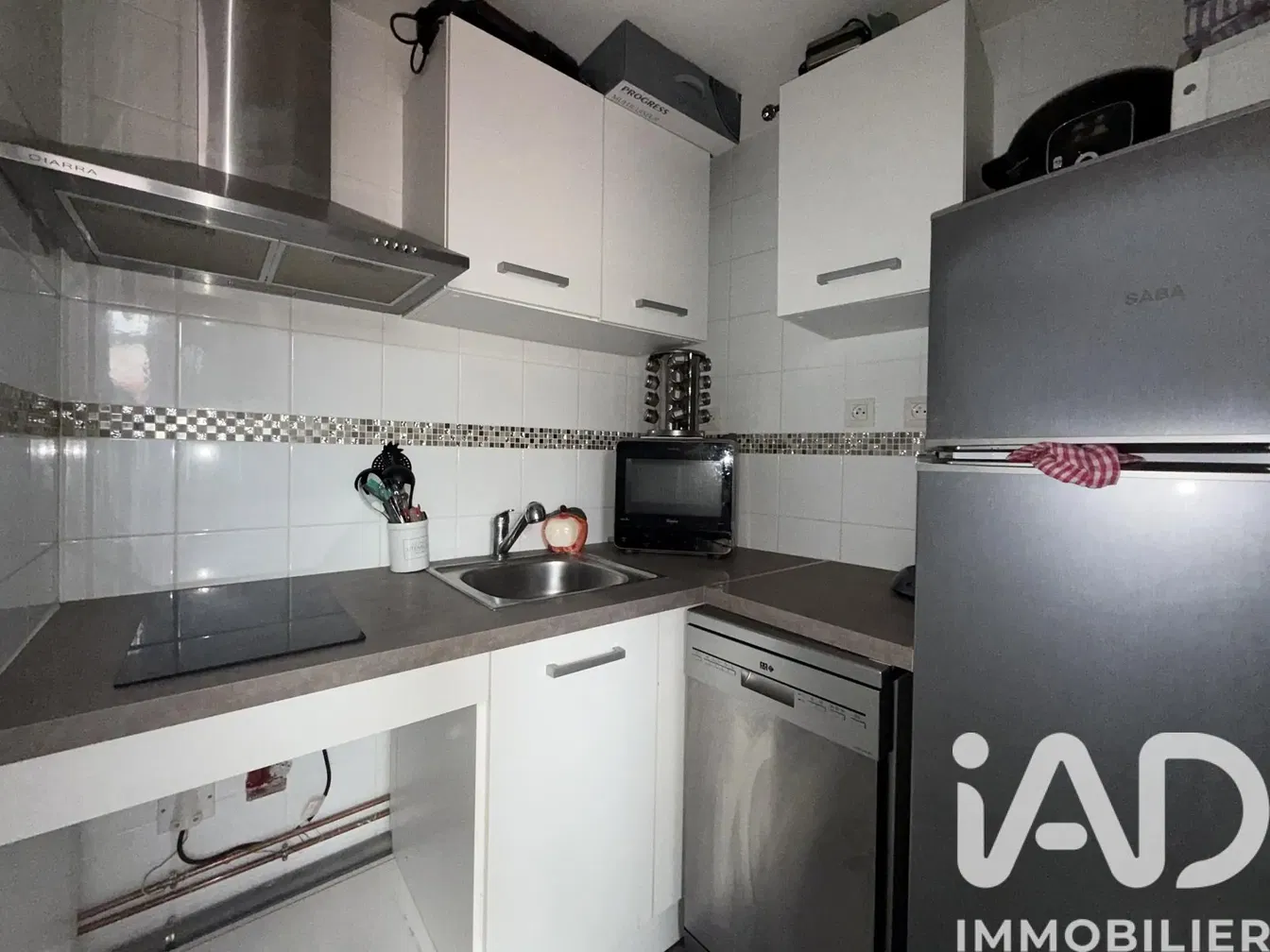 مطبخ; أجهزة المطبخ, أرضية خشبية, ضوء طبيعي, أسلوب عصري