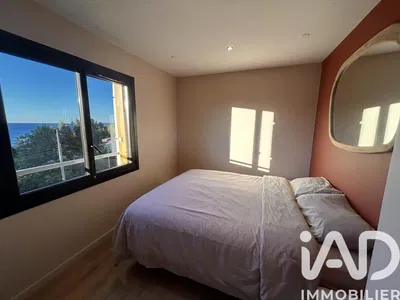 غرفة معيشة; أرضية خشبية, ضوء طبيعي, أسلوب عصري