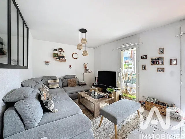 Κουζίνα; συσκευές κουζίνας, ξύλινο πάτωμα, φυσικό φως, μοντέρνο στυλ