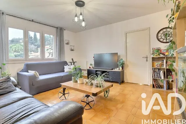 Cucina; elettrodomestici, pavimento in legno, luce naturale, stile moderno