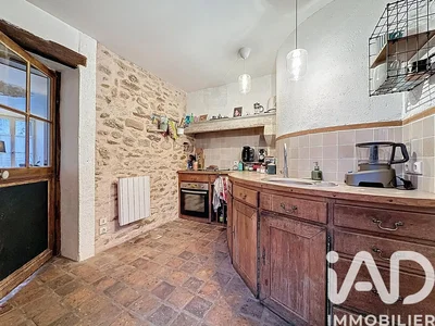 Кухиња; кухињски апарати, дрвени под, природно светло, модерни стил