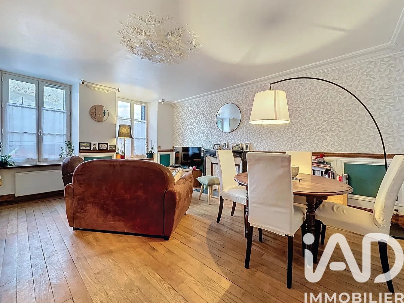 Кухиња; кухињски апарати, дрвени под, природно светло, модерни стил