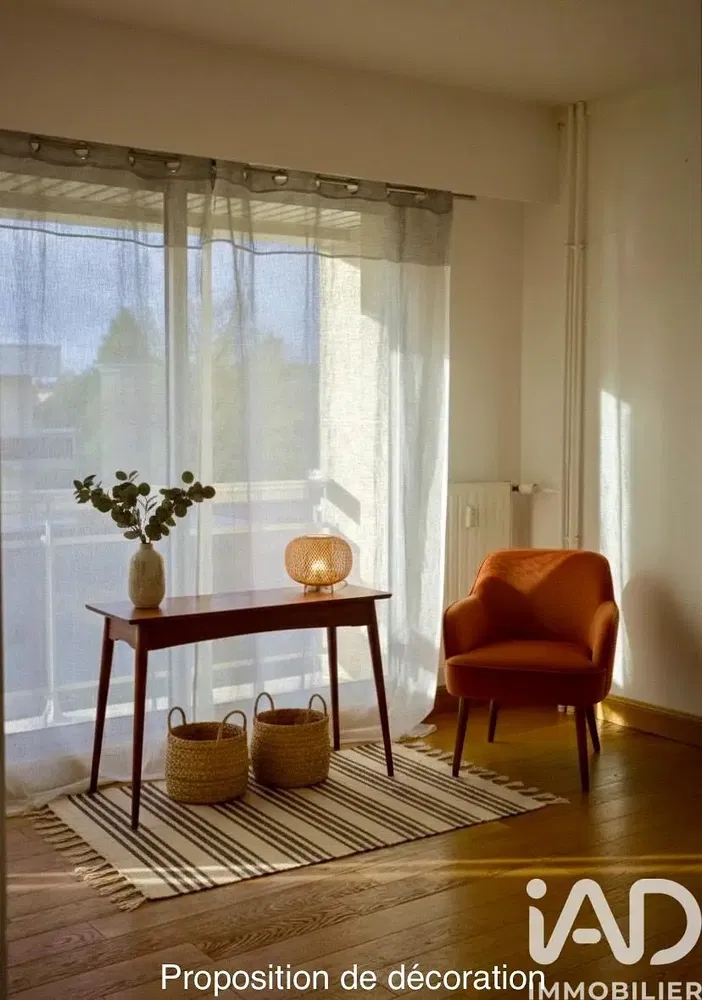 Cucina; elettrodomestici, pavimento in legno, luce naturale, stile moderno