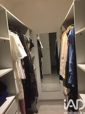 Obývací pokoj; dřevěná podlaha, přirozené světlo, moderní styl