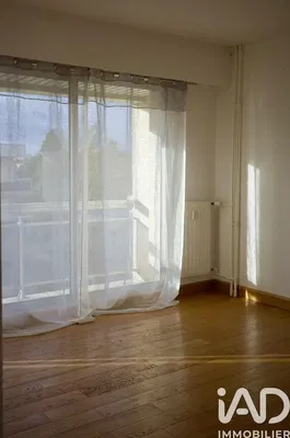 Cucina; elettrodomestici, pavimento in legno, luce naturale, stile moderno