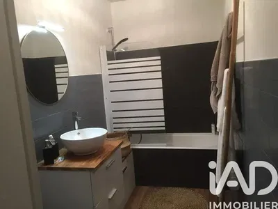 Kuchyně; kuchyňské spotřebiče, dřevěná podlaha, přirozené světlo, moderní styl