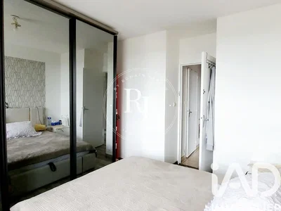 Cuisine; électroménager, parquet, lumière naturelle, style moderne