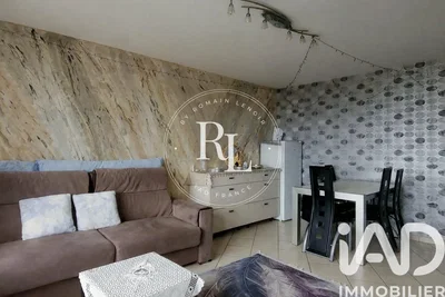 Salon; parquet, lumière naturelle, style moderne