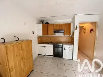 Cuisine; électroménager, parquet, lumière naturelle, style moderne