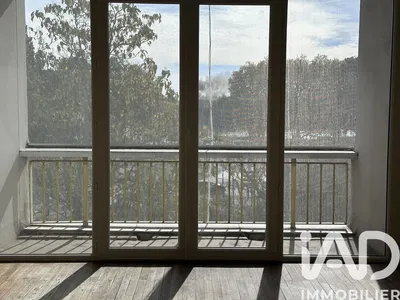 Salon; parquet, lumière naturelle, style moderne