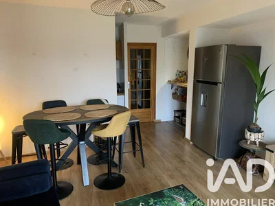 Cucina; elettrodomestici, pavimento in legno, luce naturale, stile moderno
