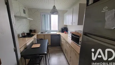 Κουζίνα; συσκευές κουζίνας, ξύλινο πάτωμα, φυσικό φως, μοντέρνο στυλ