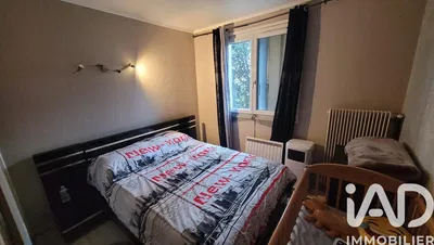 Κουζίνα; συσκευές κουζίνας, ξύλινο πάτωμα, φυσικό φως, μοντέρνο στυλ