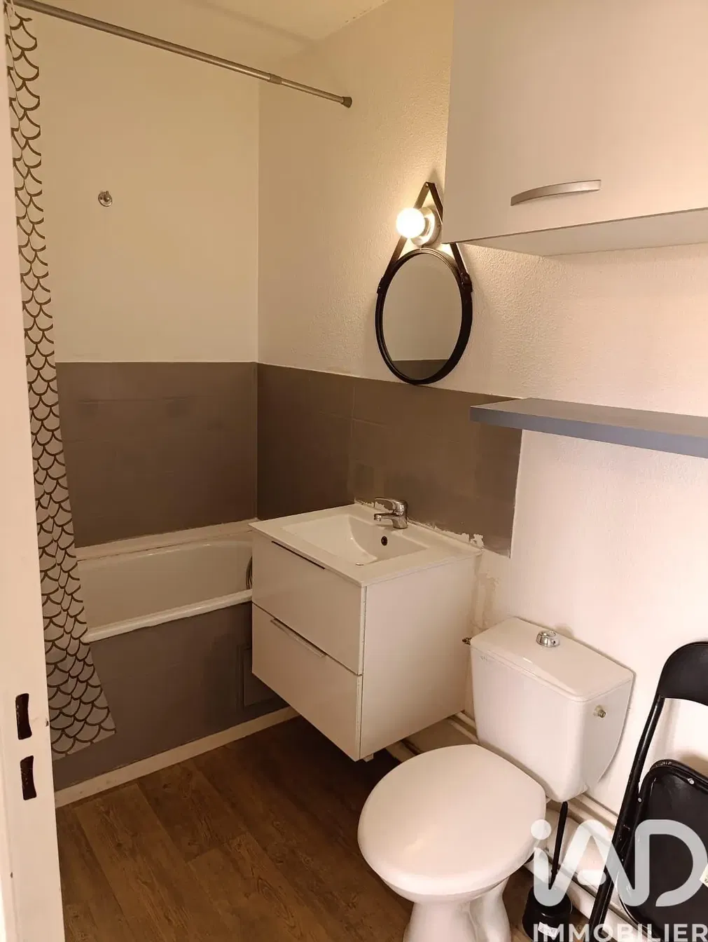 Kuchyně; kuchyňské spotřebiče, dřevěná podlaha, přirozené světlo, moderní styl