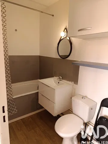 Kuchyně; kuchyňské spotřebiče, dřevěná podlaha, přirozené světlo, moderní styl