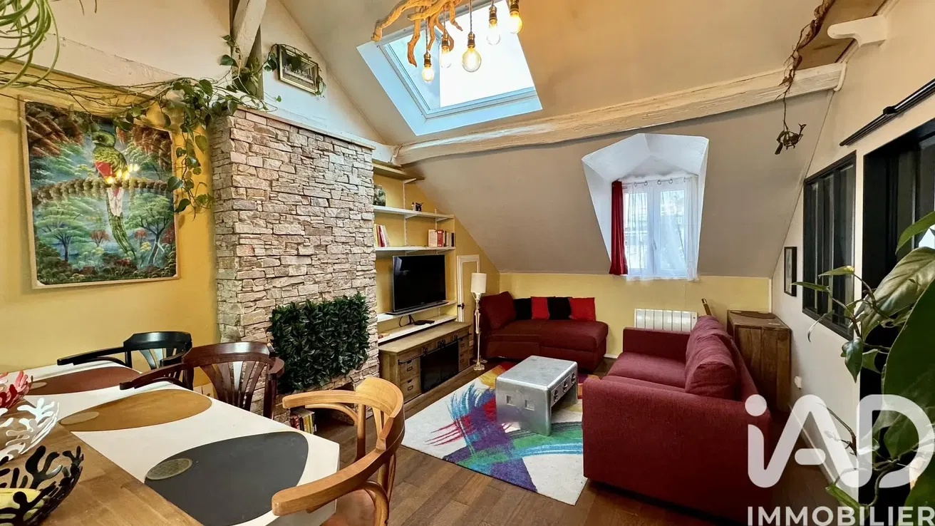 Cozinha; eletrodomésticos, chão de madeira, luz natural, estilo moderno