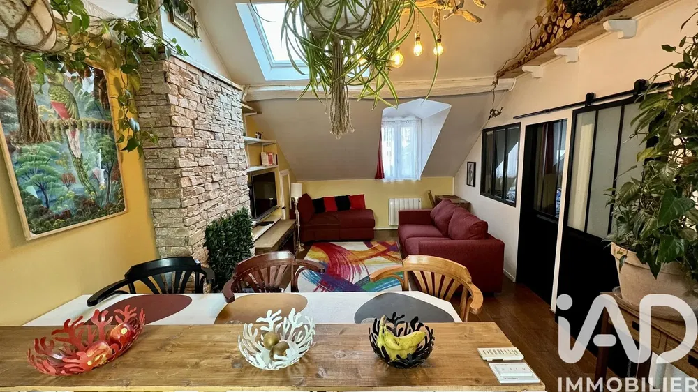 Cozinha; eletrodomésticos, chão de madeira, luz natural, estilo moderno