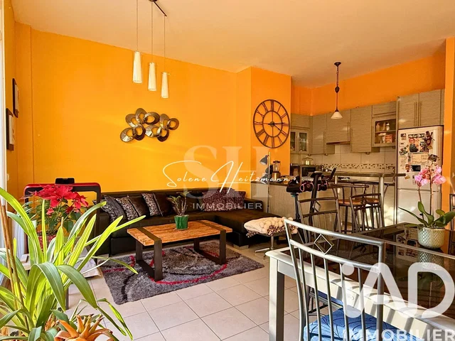 Кухиња; кухињски апарати, дрвени под, природно светло, модерни стил