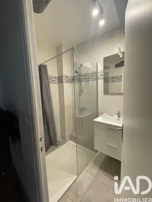 Salon; parquet, lumière naturelle, style moderne