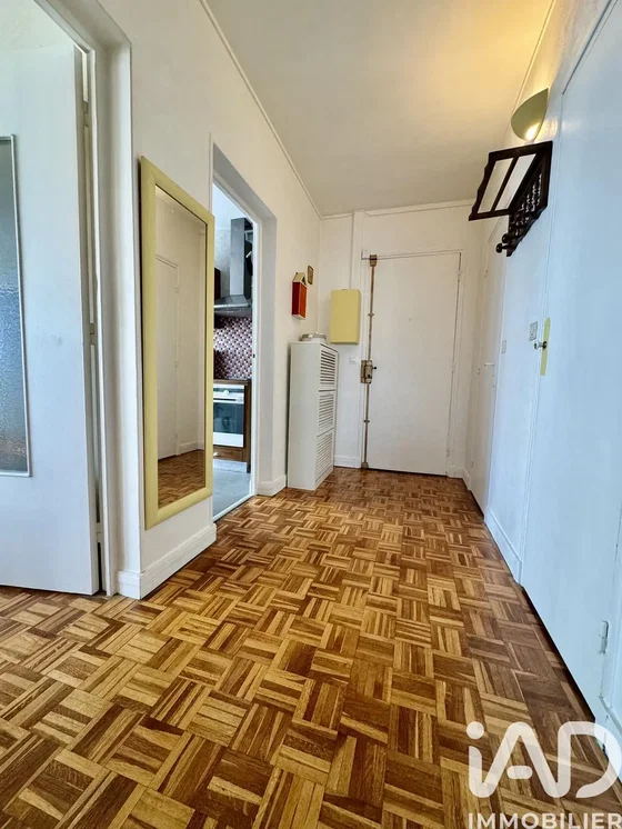 Keuken; keukenapparatuur, houten vloer, natuurlijk licht, moderne stijl