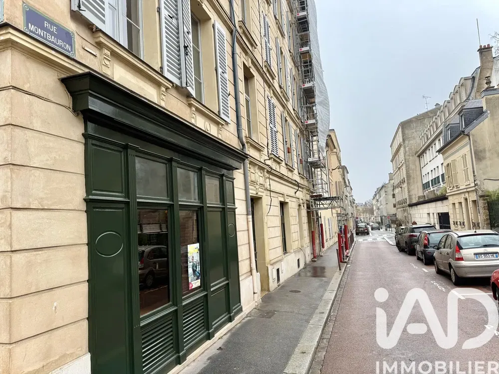 Cuisine; électroménager, parquet, lumière naturelle, style moderne
