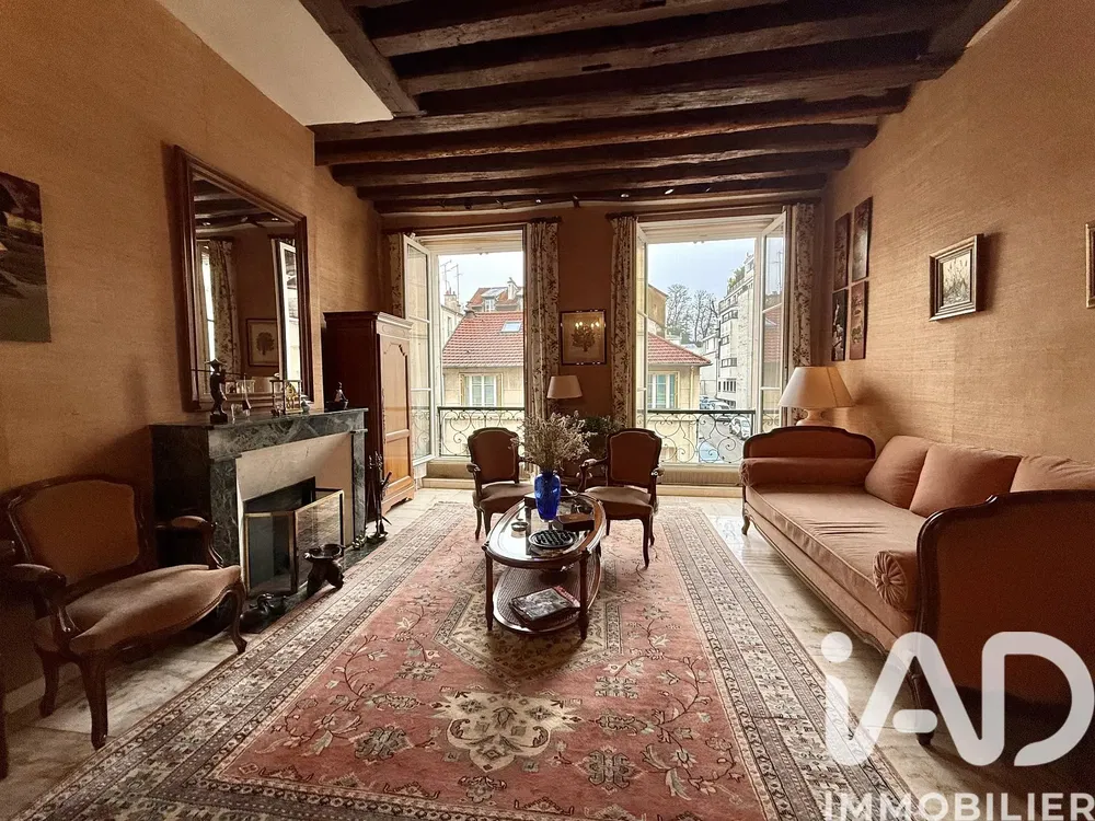 Cuisine; électroménager, parquet, lumière naturelle, style moderne