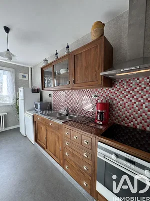 Keuken; keukenapparatuur, houten vloer, natuurlijk licht, moderne stijl