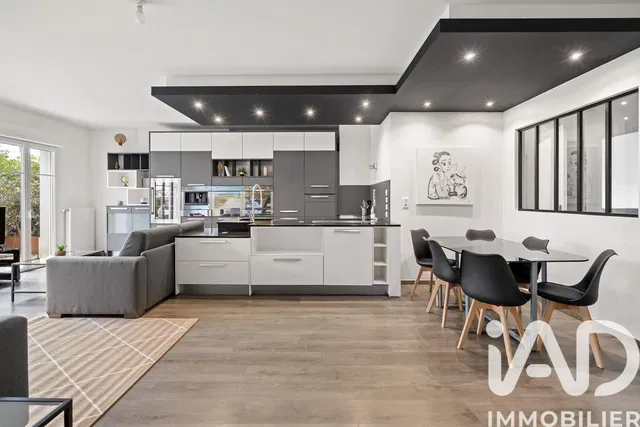 Cucina; elettrodomestici, pavimento in legno, luce naturale, stile moderno