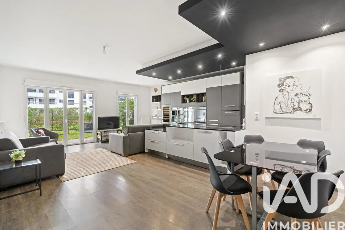 Soggiorno; pavimento in legno, luce naturale, stile moderno